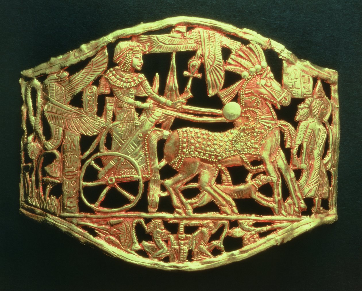 Placca traforata o fibbia che mostra il ritorno trionfale del re con prigionieri, dalla tomba di Tutankhamon (c.1370-52 a.C.) Nuovo Regno da Egyptian 18th Dynasty