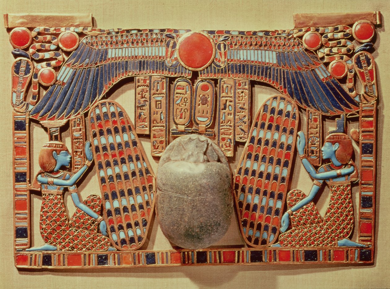 Pettorale decorato con lo scarabeo alato protetto da Iside e Nefti, dalla tomba di Tutankhamon (c.1370-52 a.C.) Nuovo Regno (oro cloisonné e pasta di vetro) da Egyptian 18th Dynasty