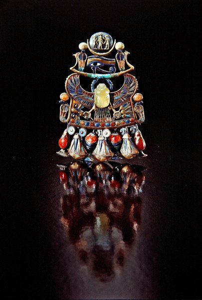 Pettorale con uno scarabeo uccello, dalla tomba di Tutankhamon, Nuovo Regno da Egyptian 18th Dynasty