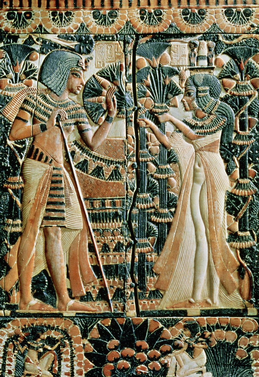 Placca dal coperchio di un cofanetto che mostra Tutankhamon (c.1370-52 a.C.) e sua moglie Ankhesenamun in un giardino, Nuovo Regno (avorio dipinto) da Egyptian 18th Dynasty