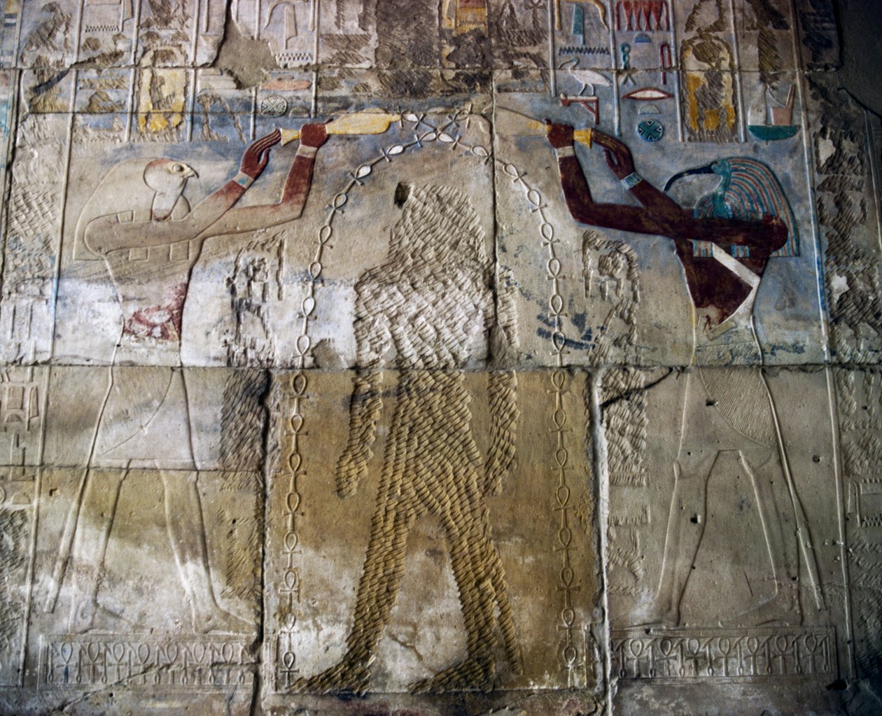 Regina Hatshepsut tra il Dio Horus e il Dio Thoth, rilievo dipinto, sala della Cappella Rossa di Hatshepsut, complesso del tempio di Karnak (Patrimonio dell