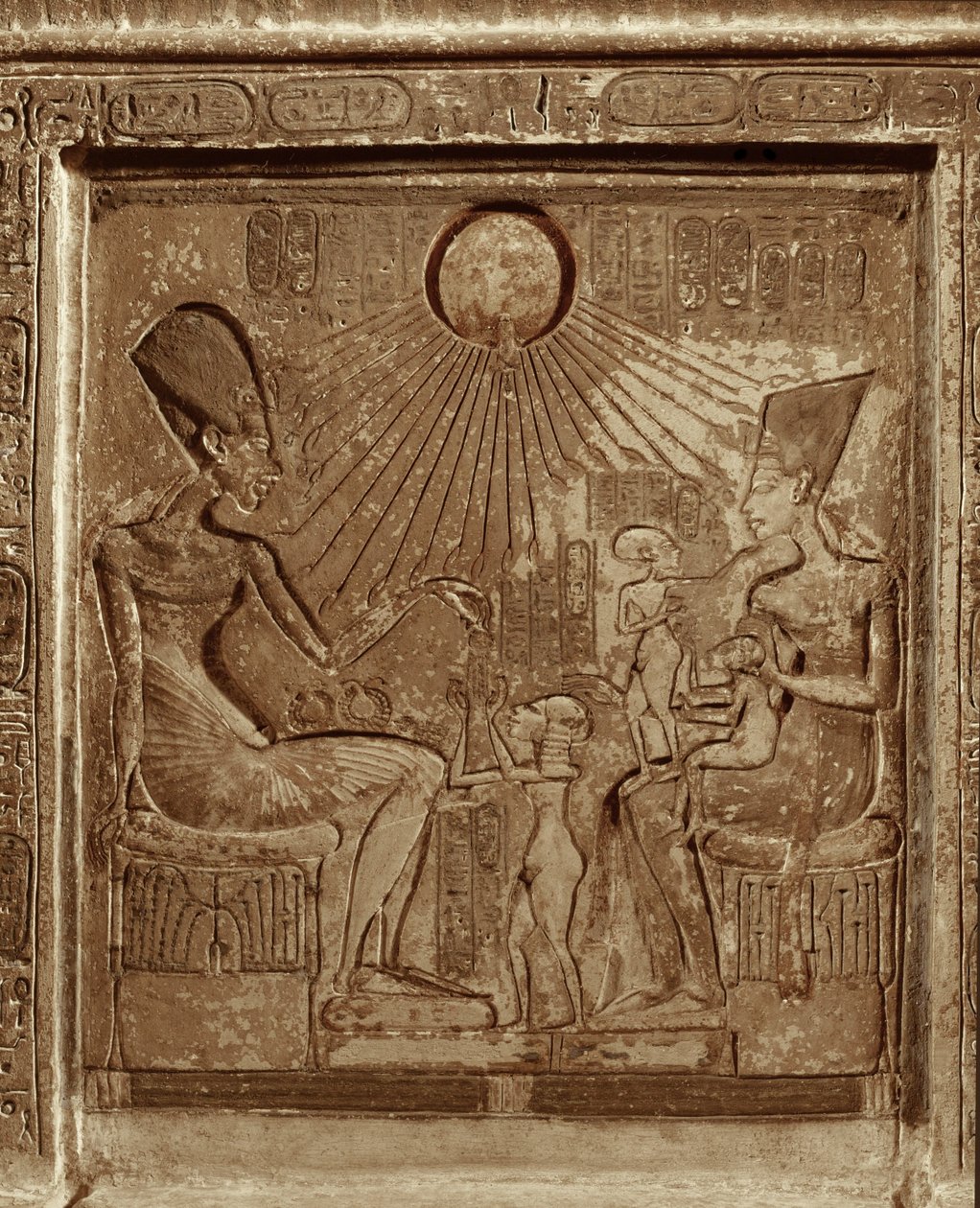 Vita della famiglia reale: Il faraone Amenofi IVAkhnaton, la regina Nefertiti e le 3 figlie che spruzzano verso il sole (rilievo) da Egyptian 18th Dynasty