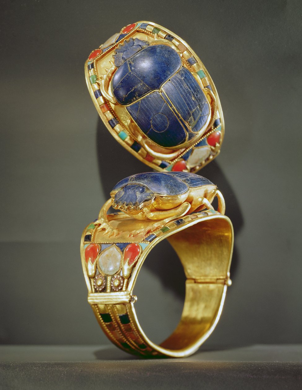 Braccialetto con scarabeo, dalla tomba di Tutankhamon da Egyptian 18th Dynasty