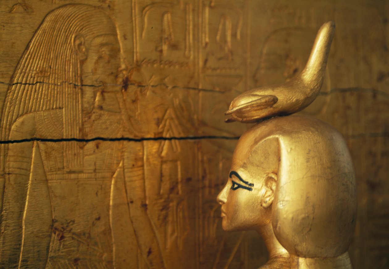 Statua di Selkis o Serket che protegge il petto dei vasi canopi, Tesoro di Tutankhamon da Egyptian 18th Dynasty