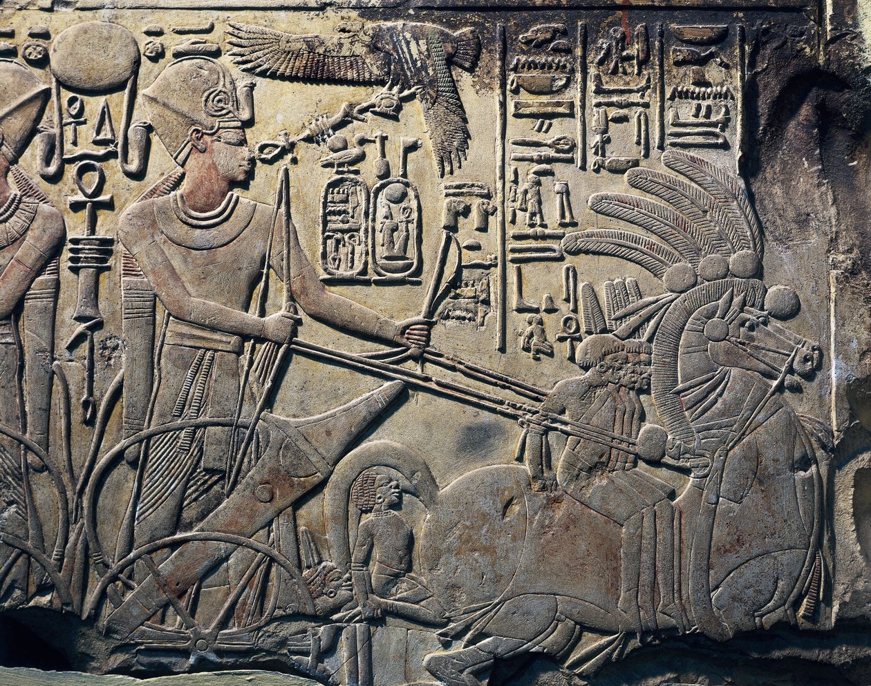 Stele di Amenhotep III che mostra il faraone che guida un carro. 1391-1353 a.C. Scultura in pietra. Cairo, Museo d