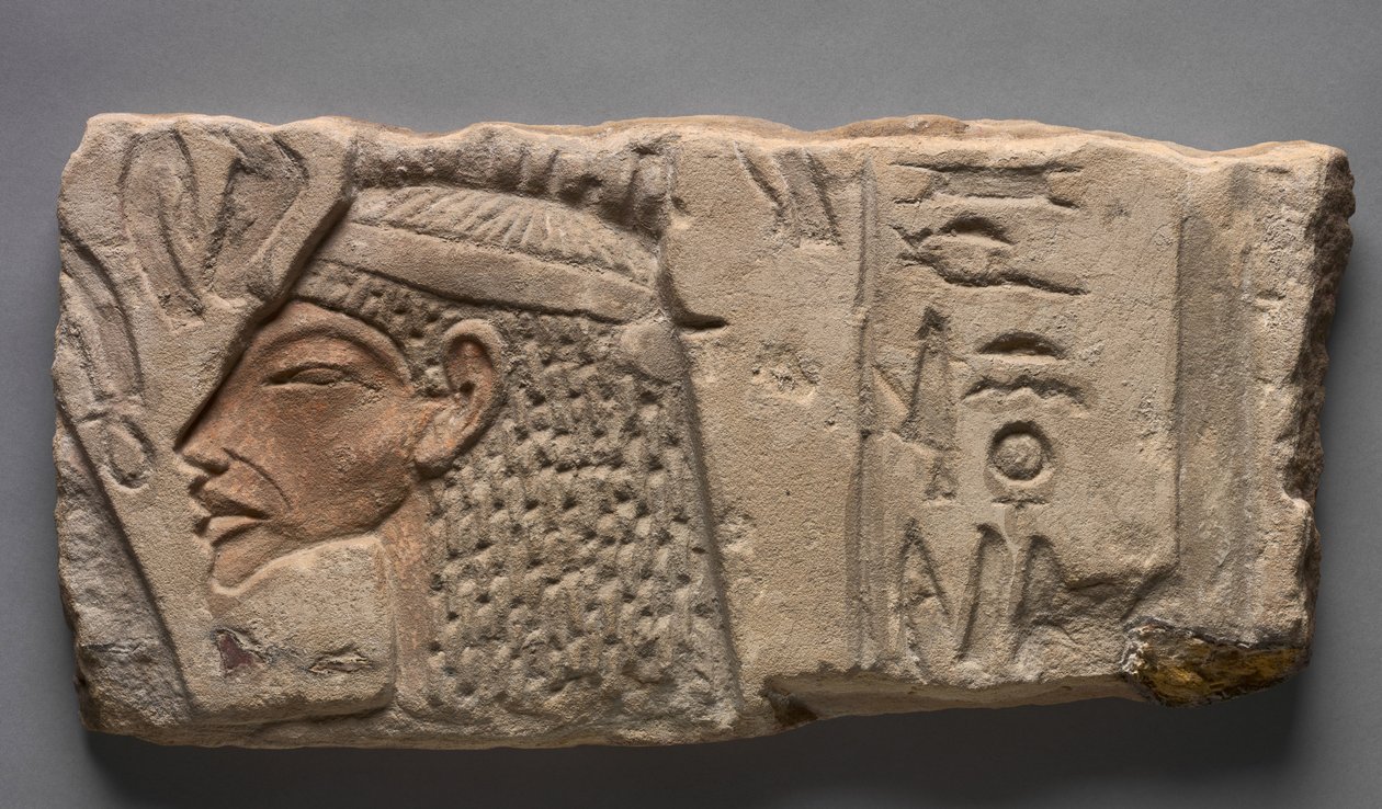Talatat: Nefertiti offre all