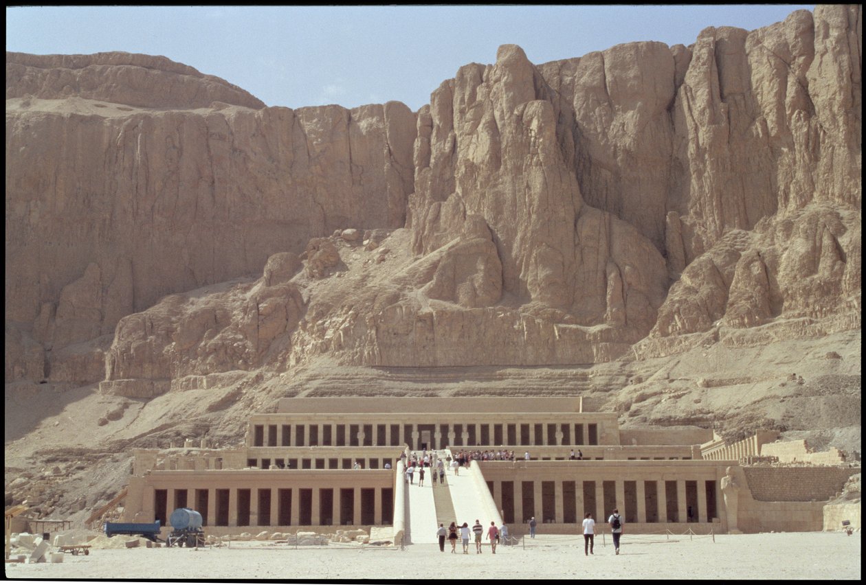 Il Tempio Funerario della Regina Hatshepsut (c.1503-1482 a.C.) Nuovo Regno da Egyptian 18th Dynasty