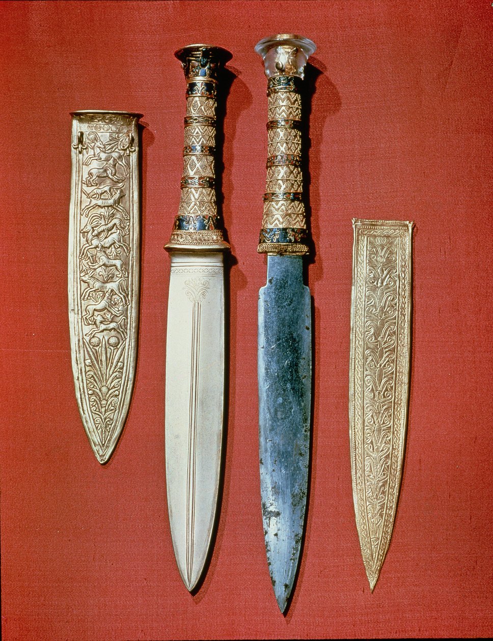 I due pugnali del re, dalla tomba di Tutankhamon (c.1370-52 a.C.) Nuovo Regno (oro e ferro) da Egyptian 18th Dynasty