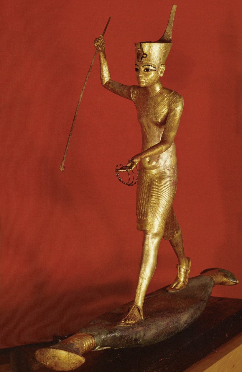 Tutenkhamon in piedi su una barca piatta che lancia un arpione (legno dorato) da Egyptian 18th Dynasty