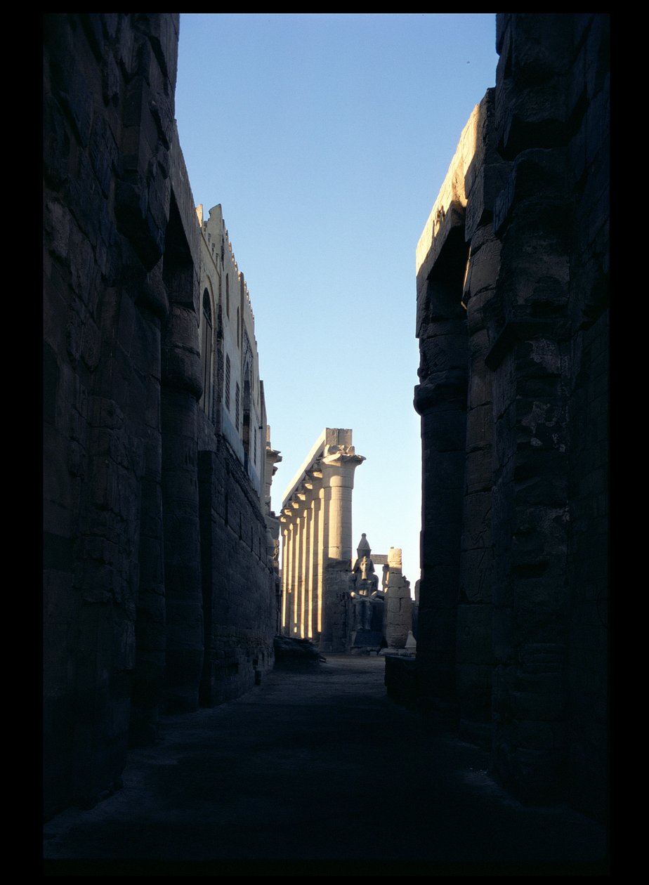Vista dal cortile di Ramses II al colonnato di Amenofi III (1403-1365 a.C.) Nuovo Regno da Egyptian 18th Dynasty