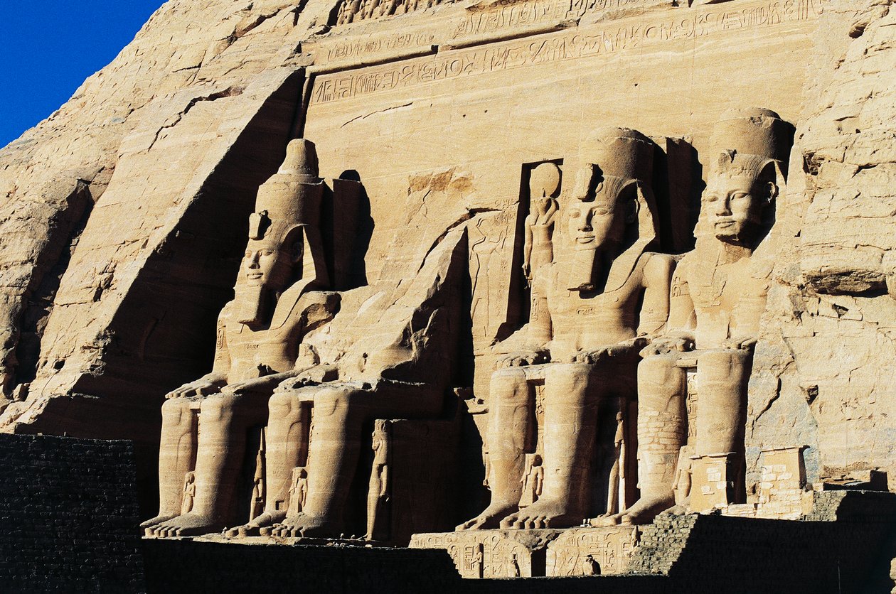Statue Colossali del Tempio di Ramesses II, Abu Simbel, Egitto, Nuovo Regno, Dinastia XIX da Egyptian 19th Dynasty