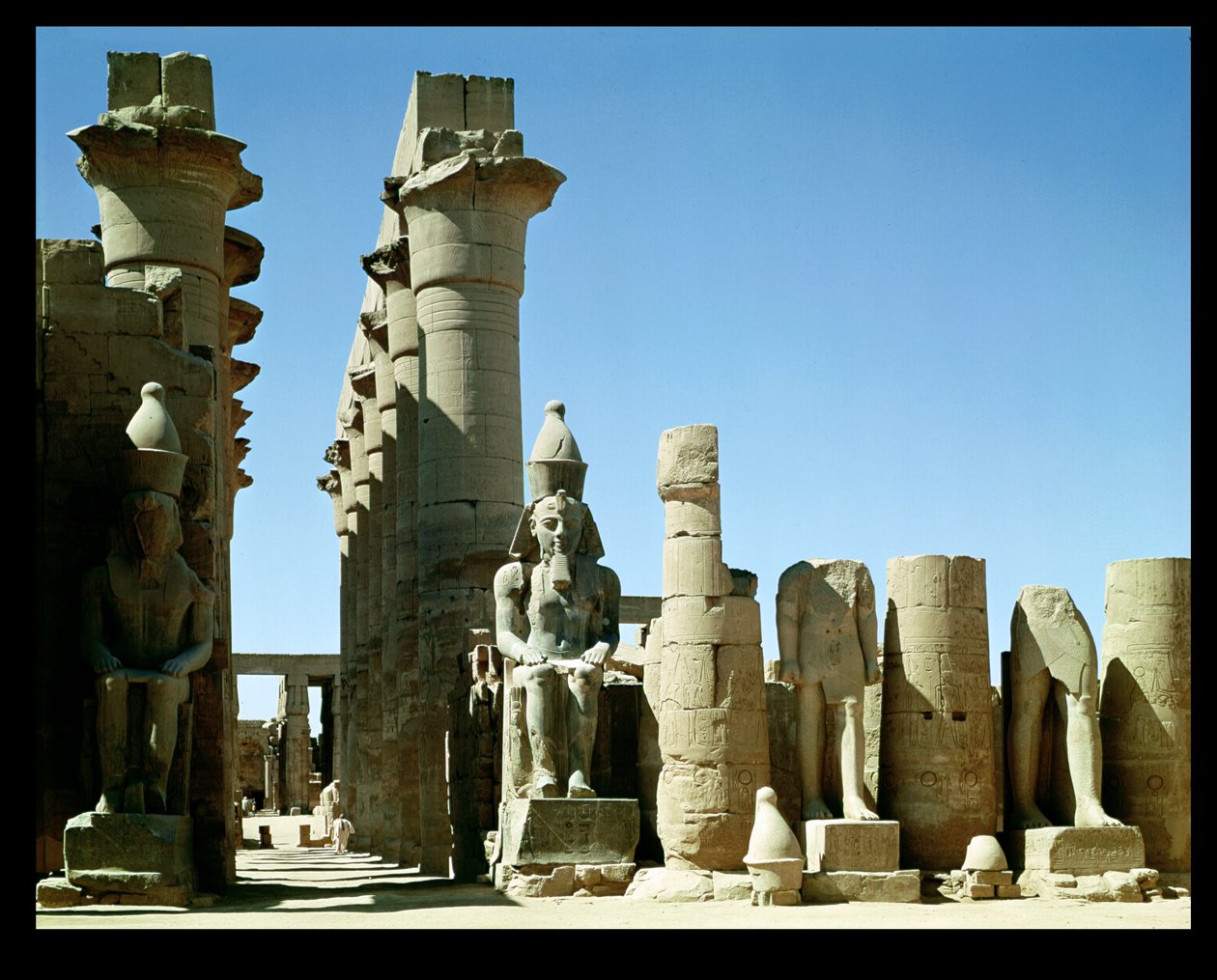 Colossi di Ramesse II (c.1279-1213 a.C.) e il Pilone di Amenofi III (1403-1365 a.C.), nel Cortile Peristilio da Egyptian 19th Dynasty