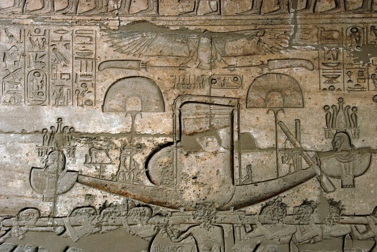 Antichità egiziane: rilievi che rappresentano la processione della barca sacra, Tempio commemorativo dedicato al faraone Ramses II (1279-1213 a.C.), sito di Ramasseum a Luxor, Egitto da Egyptian 19th Dynasty
