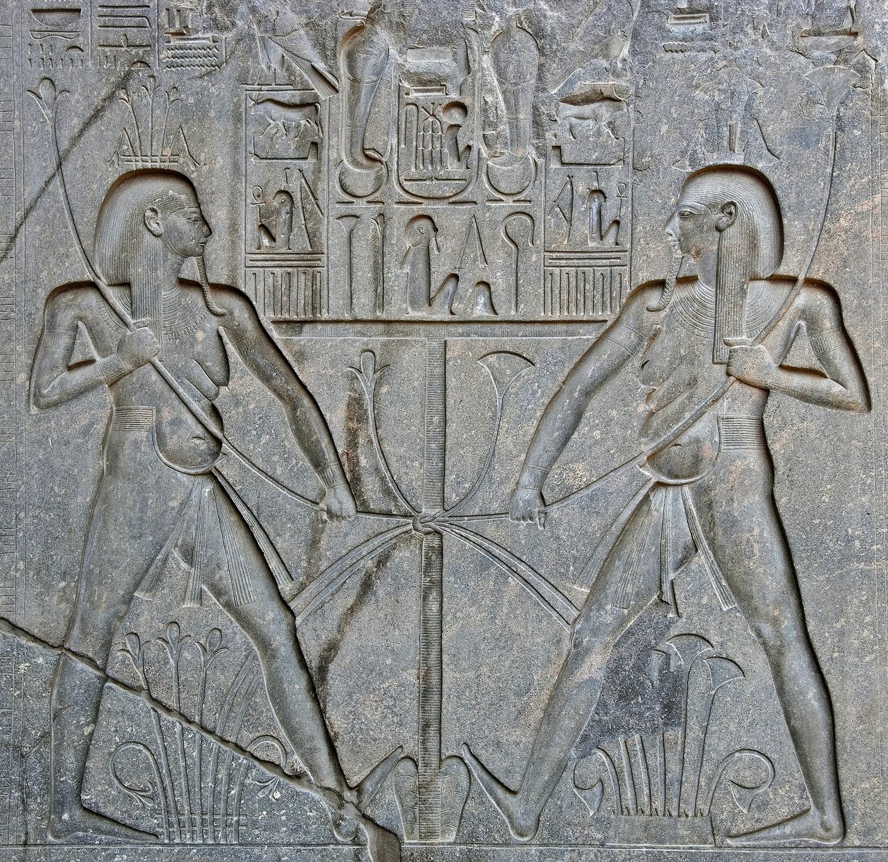 Antichità egizia: dettaglio della base della statua del faraone Ramses II (1292-1186 a.C.) che rappresenta l
