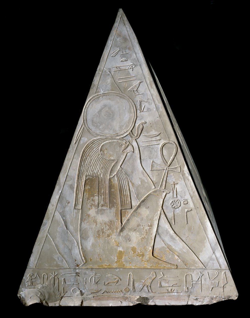 Antichità egiziana: punta della piramide della cappella di Ramose decorata con la rappresentazione di Re-Atum, divinità del sole al tramonto. XIX dinastia (1295-1190 a.C.) Deir el-Medina. Dim. h. 70 cm. Torino, Museo Egizio da Egyptian 19th Dynasty