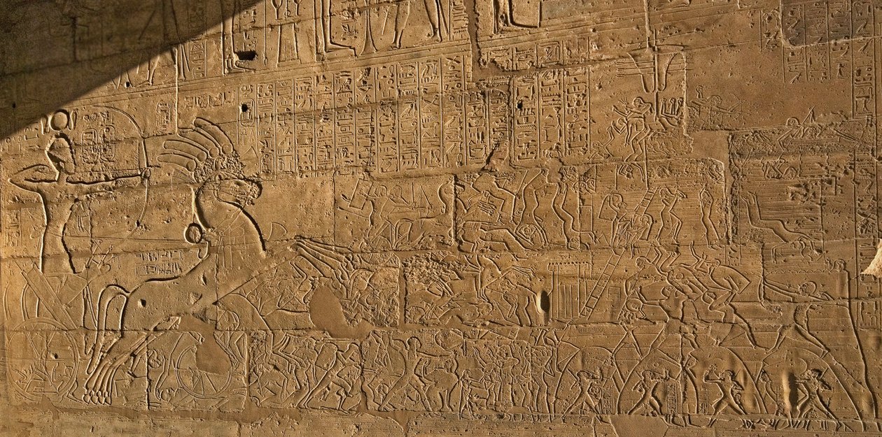 Antichità egiziane: vista dei rilievi che celebrano le imprese di Ramses II durante la battaglia di Qadesh nel 1274 a.C., Tempio funerario dedicato al faraone Ramses II da Egyptian 19th Dynasty