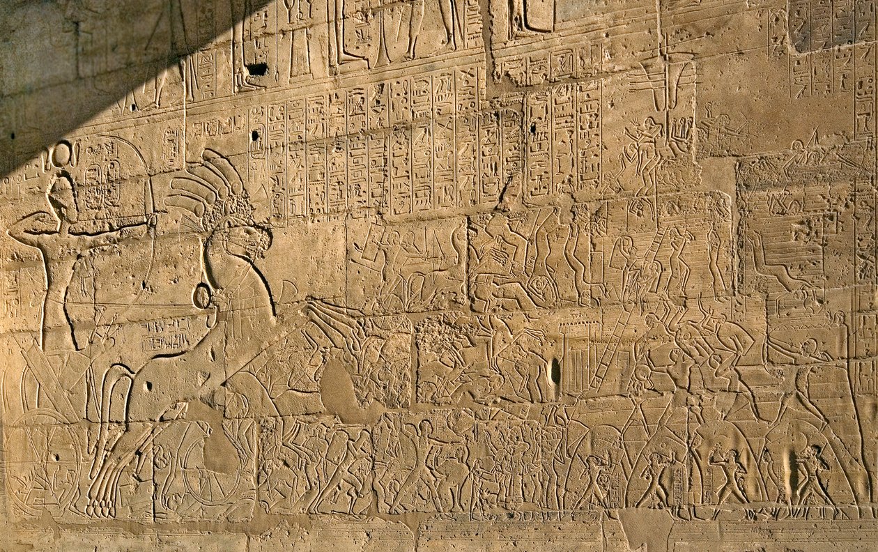 Antichità egizia: vista dei rilievi che celebrano le imprese di Ramses II durante la Battaglia di Qadesh nel 1274 a.C., Tempio commemorativo dedicato al faraone Ramses II (1279-1213 a.C.), sito del Ramesseum a Luxor, Egitto da Egyptian 19th Dynasty