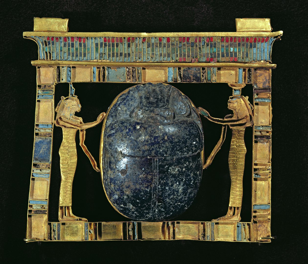 Pettorale del visir, Paser, con uno scarabeo fiancheggiato dalle dee Iside e Nefti, dal Serapeo di Menfi, Nuovo Regno da Egyptian 19th Dynasty