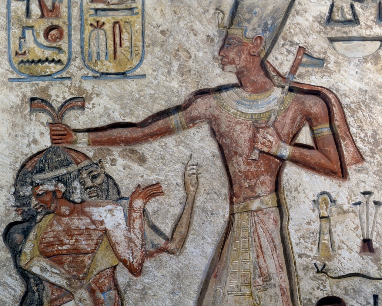 Ramses II che tiene prigionieri per i capelli (dettaglio) da Egyptian 19th Dynasty