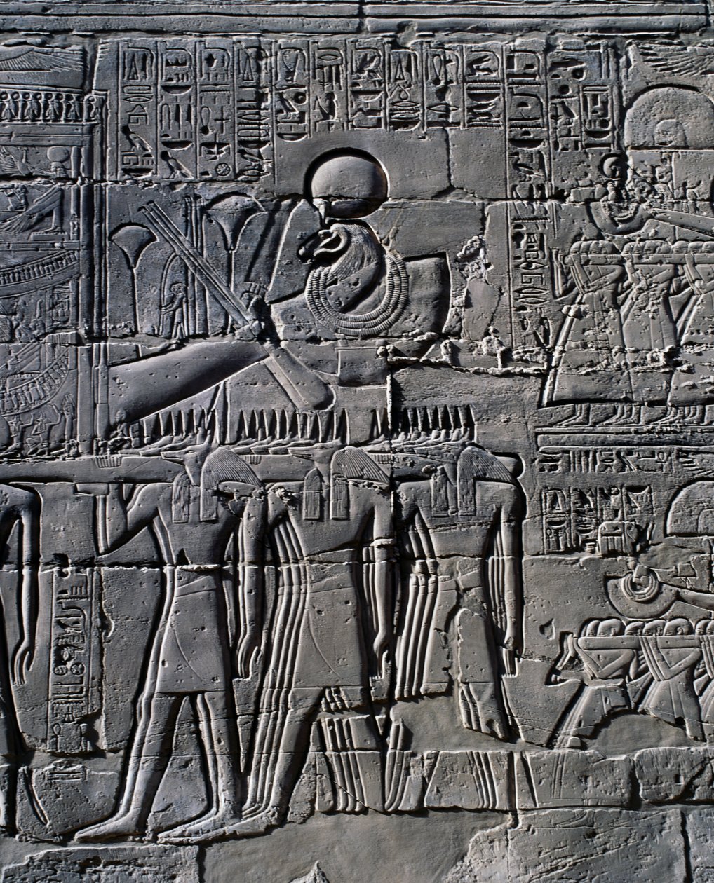Ramses II davanti alla barca sacra, rilievo, pareti interne della Grande Sala Ipostila, complesso del tempio di Karnak (Lista del Patrimonio Mondiale dell