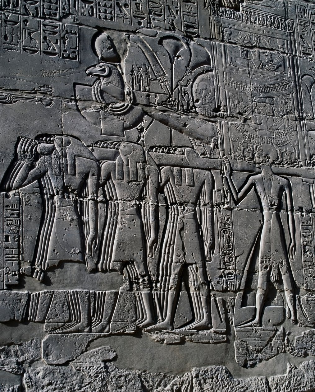 Ramses II davanti alla barca sacra, rilievo, pareti interne della Grande Sala Ipostila, complesso templare di Karnak (Lista del Patrimonio Mondiale dell