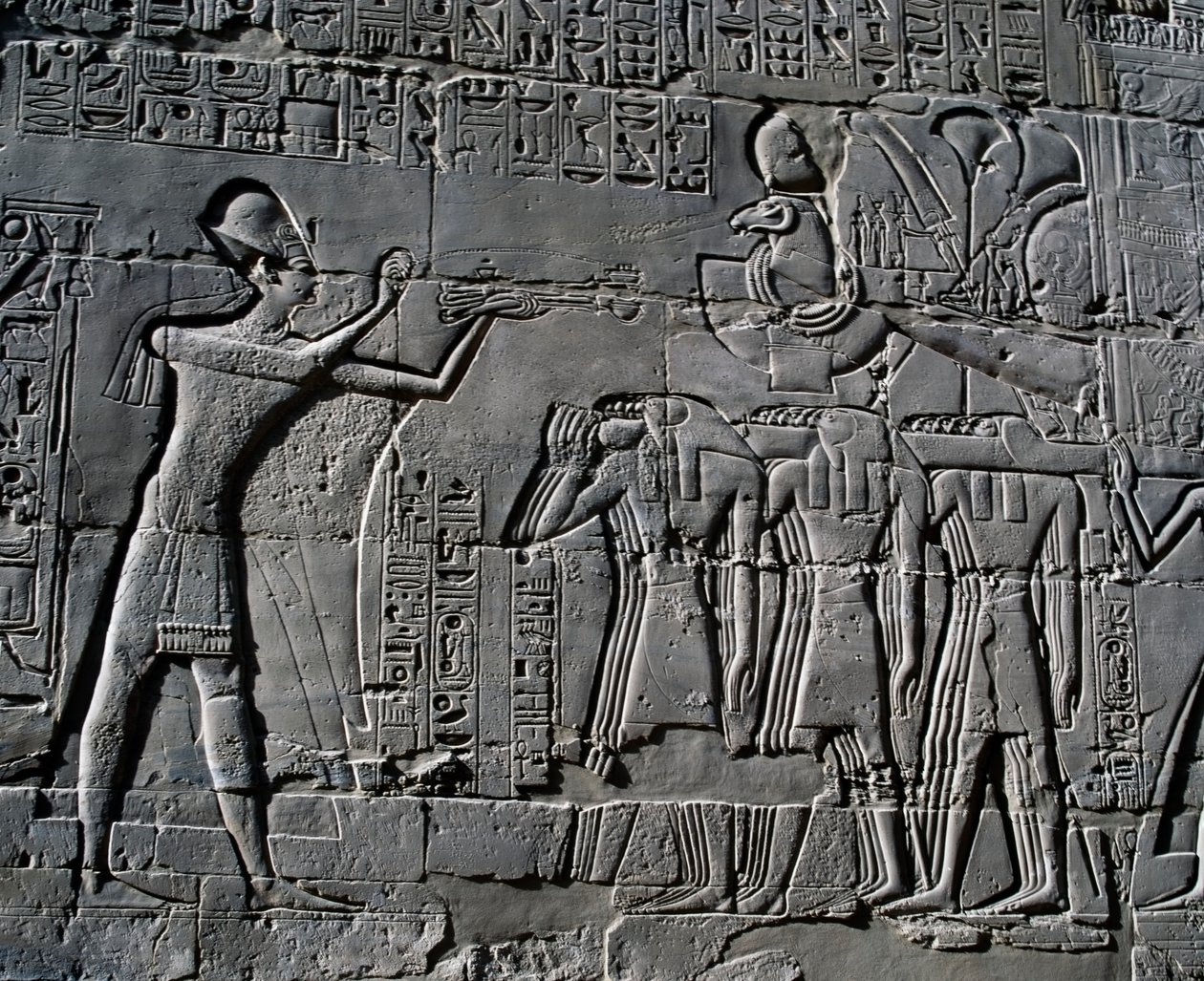 Ramses II che fa sacrifici davanti alla barca sacra, rilievo, pareti interne della Grande Sala Ipostila, complesso del tempio di Karnak (Lista del Patrimonio Mondiale dell