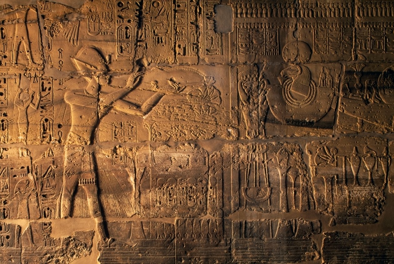 Ramses II che fa sacrifici davanti alla barca sacra, Karnak, Egitto da Egyptian 19th Dynasty