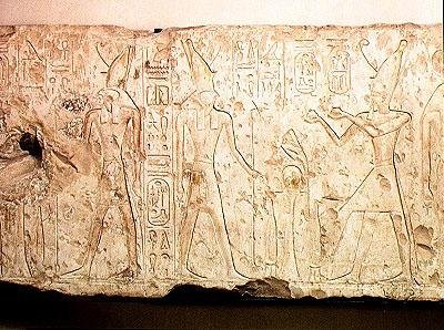 Rilievo raffigurante Ramses II che fa offerte rituali alla famiglia di Osiride, dettaglio del lato destro con Ramses che offre due fiaschi di vino a Horus, da Abydos, Nuovo Regno da Egyptian 19th Dynasty