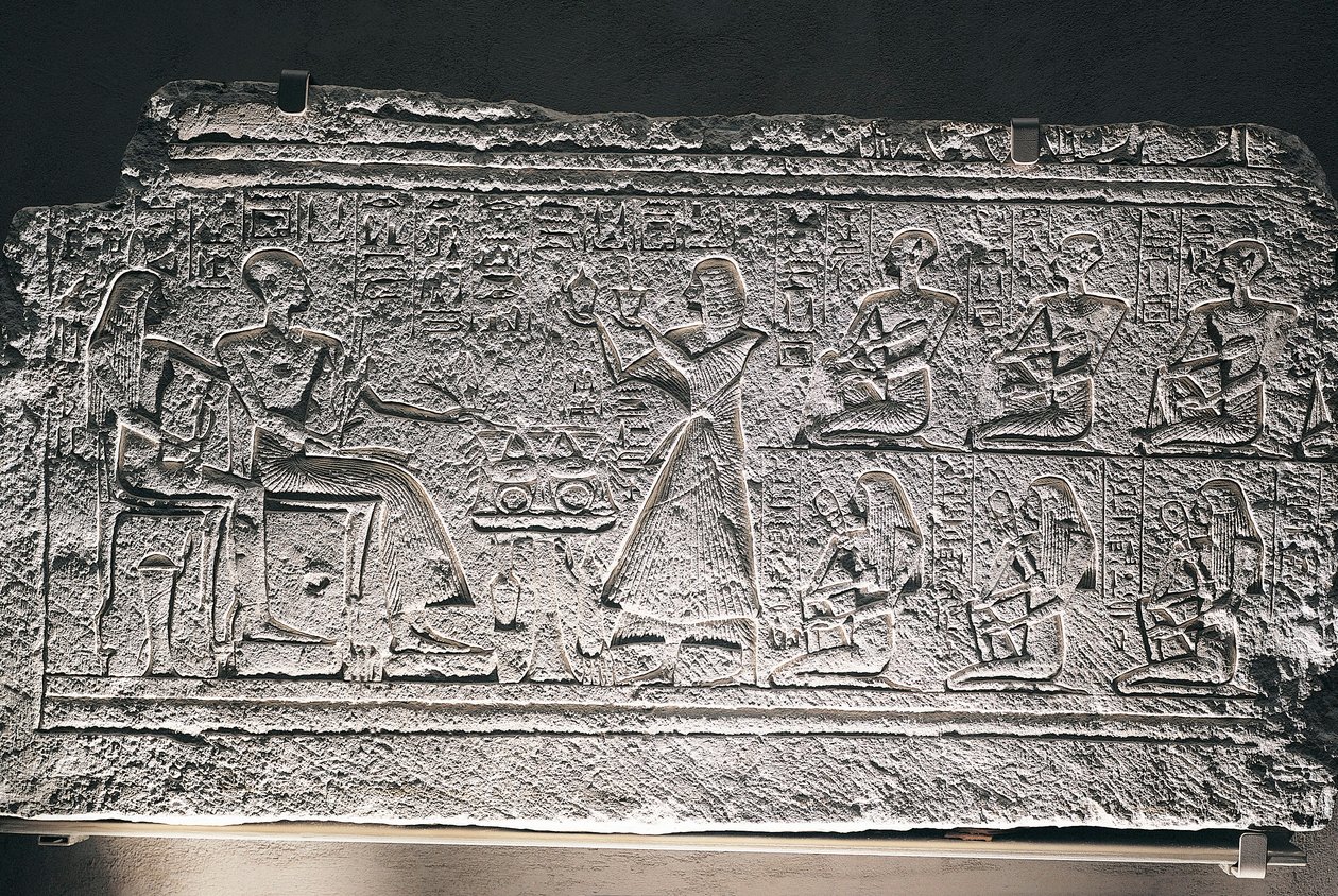 Rilievo di Ptahotep e Tauseret da Saqqara, la coppia riceve offerte dal loro figlio maggiore Amenheb e altri figli da Egyptian 19th Dynasty