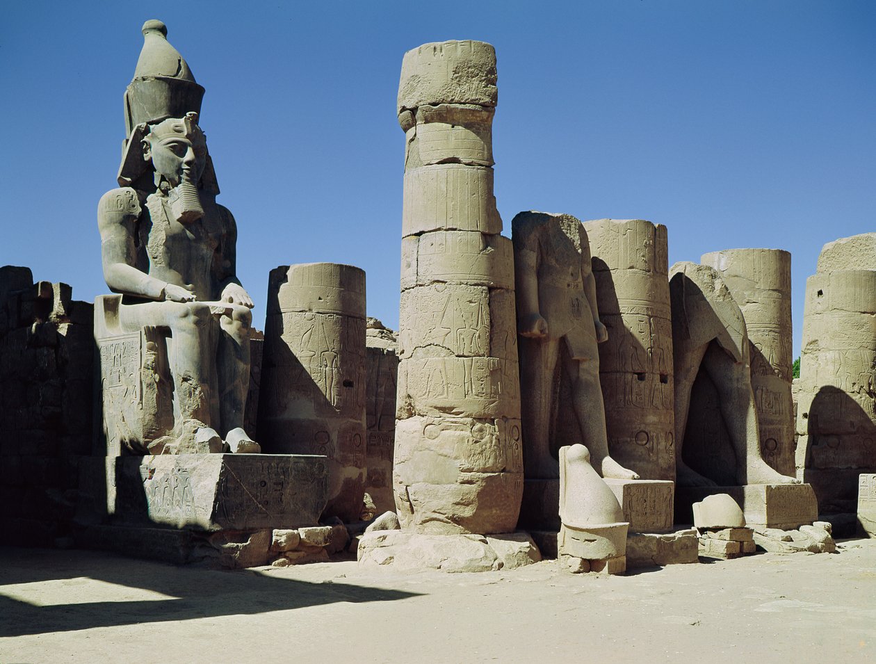 Statua seduta di Ramses II nel Cortile Peristilio, Nuovo Regno da Egyptian 19th Dynasty