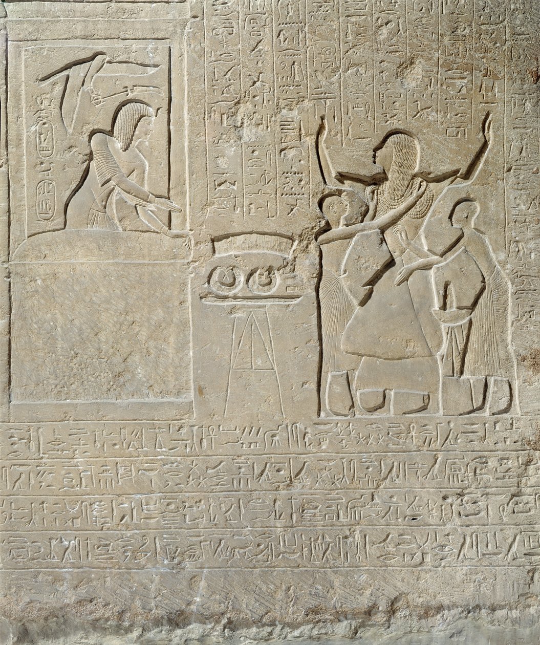 Stele delle collane, Hormin che riceve l