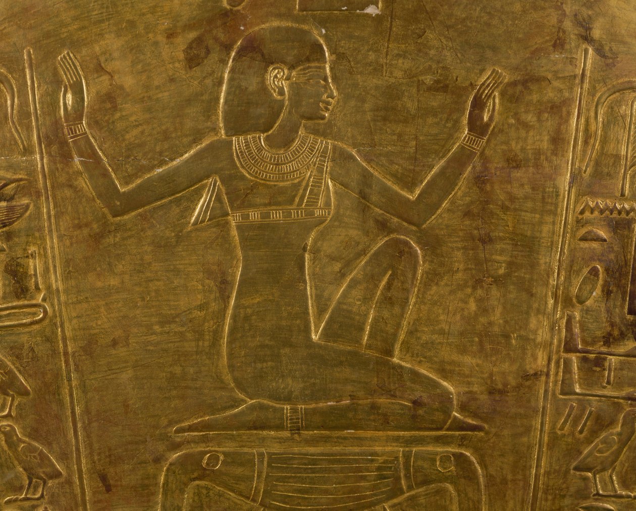La dea Iside, dettaglio decorativo del sarcofago della regina Tuya, madre di Ramses II, legno dorato, Civiltà egizia, Nuovo Regno, Dinastia XIX da Egyptian 19th Dynasty