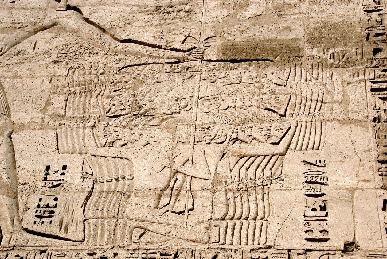 Antichità egizia: dettaglio dei rilievi del primo pilone che rappresentano la cattura di combattenti appartenenti ai popoli del mare, nemici di Ramses III. Tempio funerario di Ramses III (1187-1156 a.C.). Luxor, Medinet Habou, Egitto da Egyptian 20th Dynasty