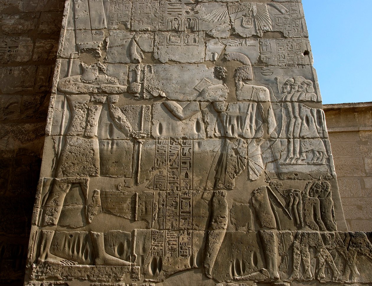 Antichità egiziane: tempio funerario di Ramses III (1187-1156 a.C.). Bassorilievo che rappresenta il faraone che riceve le insegne del potere dalle mani di Amon. Luxor, Medinet Habu, Egitto da Egyptian 20th Dynasty