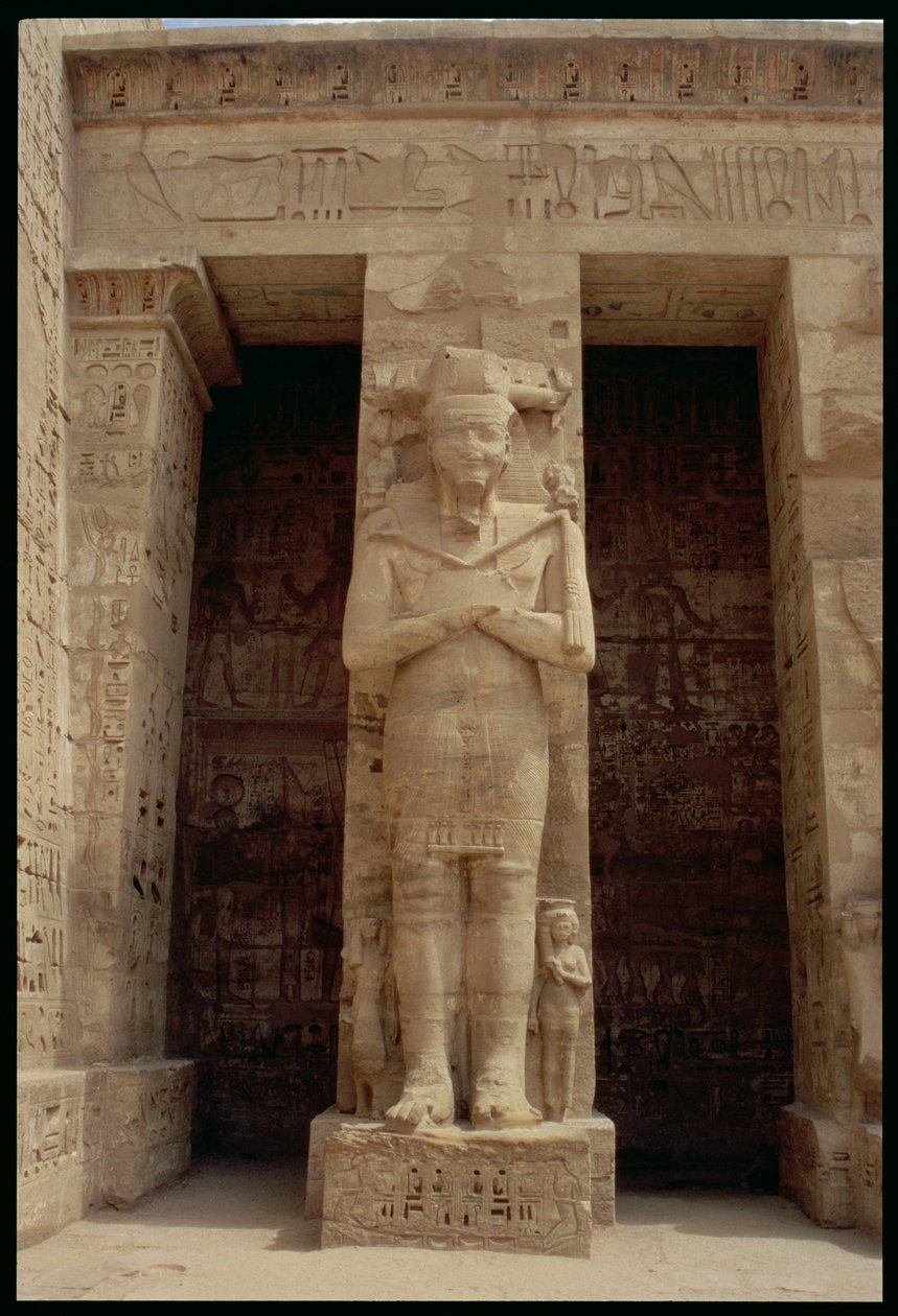 Una delle figure in piedi di Ramses III (c.1184-1153 a.C.) come il dio Osiride, lato est del primo cortile o, la Sala delle Apparizioni, del Tempio Funerario di Ramses III, Nuovo Regno, c.1185-10 da Egyptian 20th Dynasty