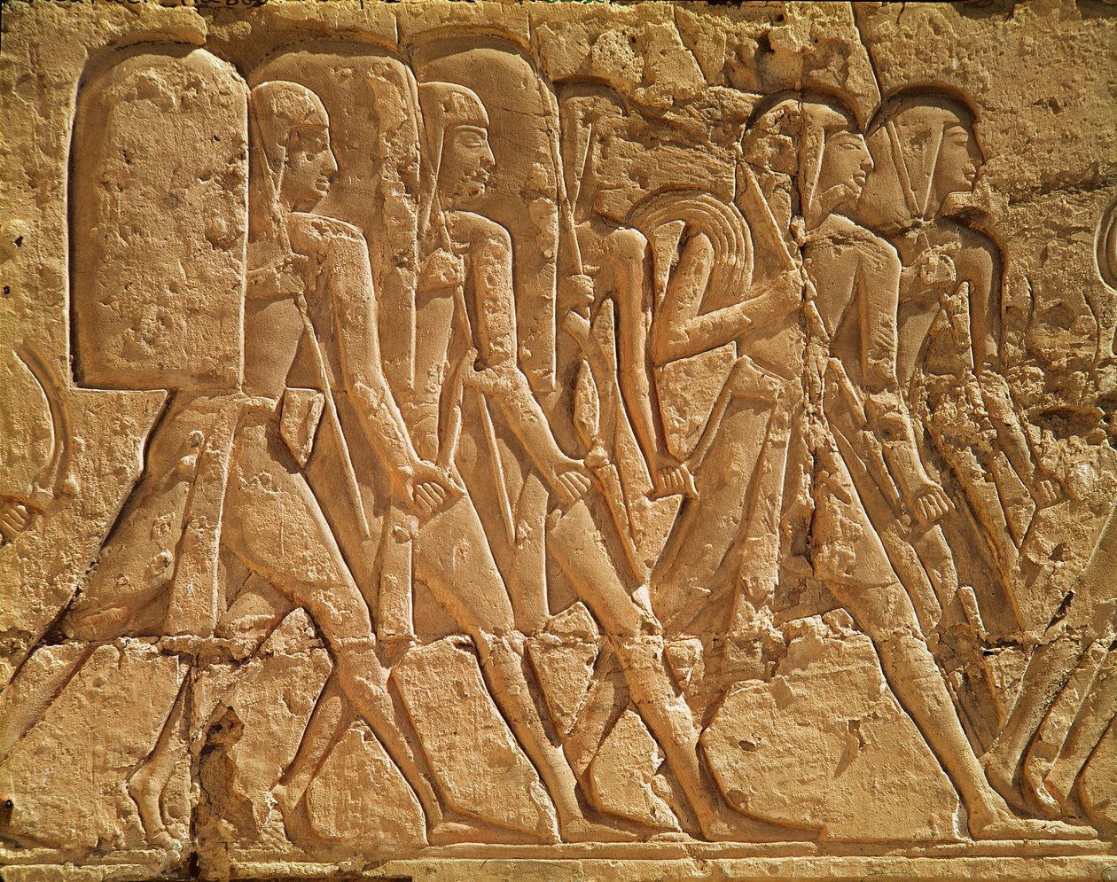 Rilievo raffigurante servi che trasportano corde e armi, dal Tempio Mortuario di Ramses III, Nuovo Regno da Egyptian 20th Dynasty