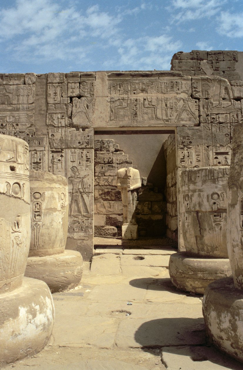 Statua di Ramses in una cappella che conduce dalla Sala Ipostila del Tempio Funerario di Ramses III (c.1184-1153 a.C.) Nuovo Regno da Egyptian 20th Dynasty