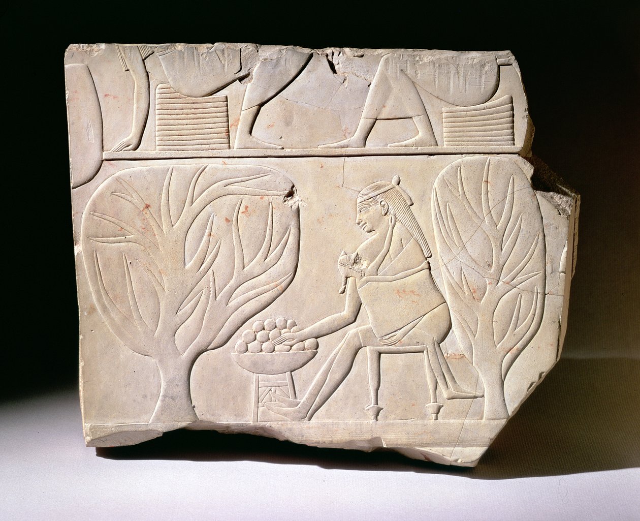 Rilievo di una donna con bambino che raggiunge un fico sicomoro, dalla tomba di Montuemhat, Tebe Occidentale, Periodo Tardo da Egyptian 25th Dynasty