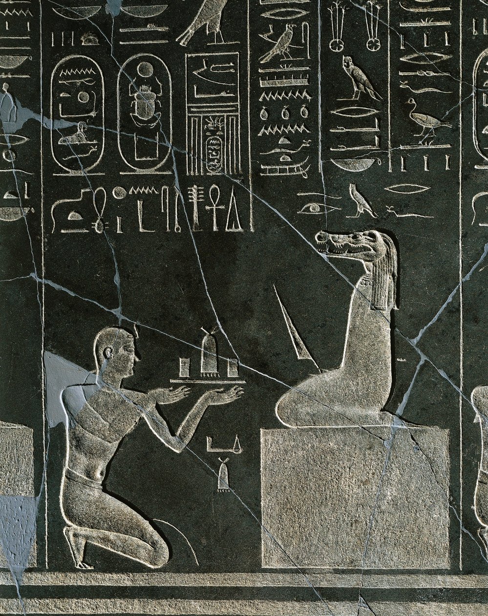 Rilievo in dolerite di Nectanebo I, re che offre un dono al demone con testa di coccodrillo, da Heliopolis al tempio di Atum da Egyptian 30th Dynasty