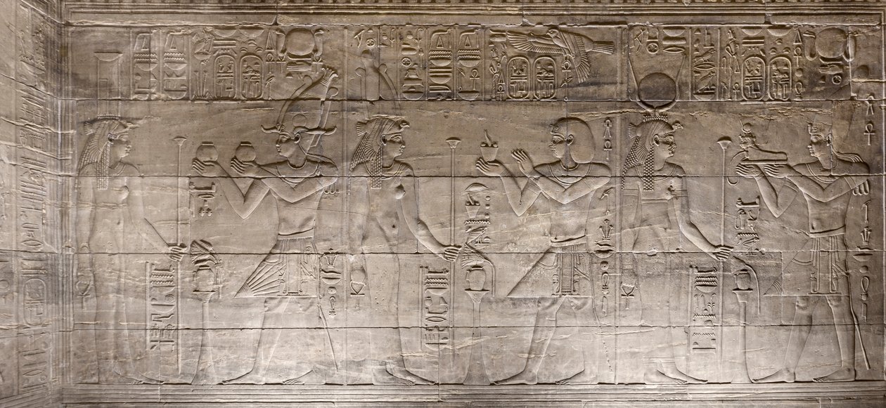 Rilievi nel santuario interno, tempio di File, Assuan, Egitto da Egyptian 30th Dynasty