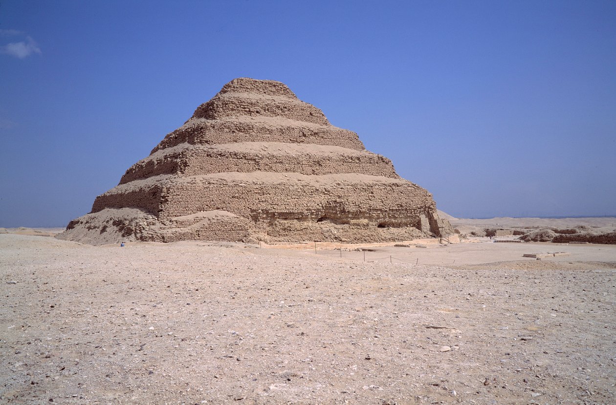 Antichità egizia: vista della Piramide di Sakkarah. Costruzione di Imhotep per il re Djeser (circa 2700 a.C.) (III dinastia) Saqqarah, Egitto da Egyptian 3rd Dynasty