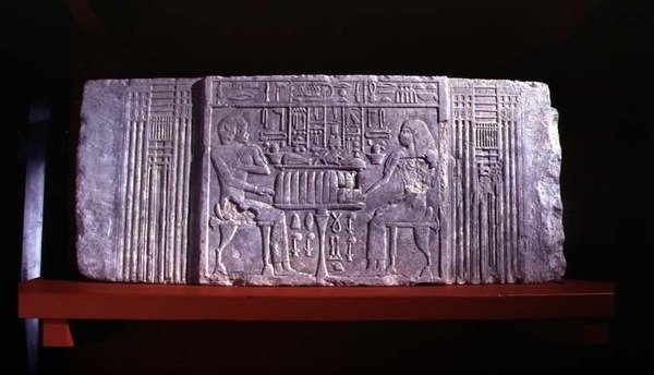 Cornice di una falsa porta da una mastaba-tomba che raffigura il proprietario della tomba Shery, un alto funzionario della IV dinastia e sua moglie Khentetka, Saqqara, Antico Regno da Egyptian 4th Dynasty