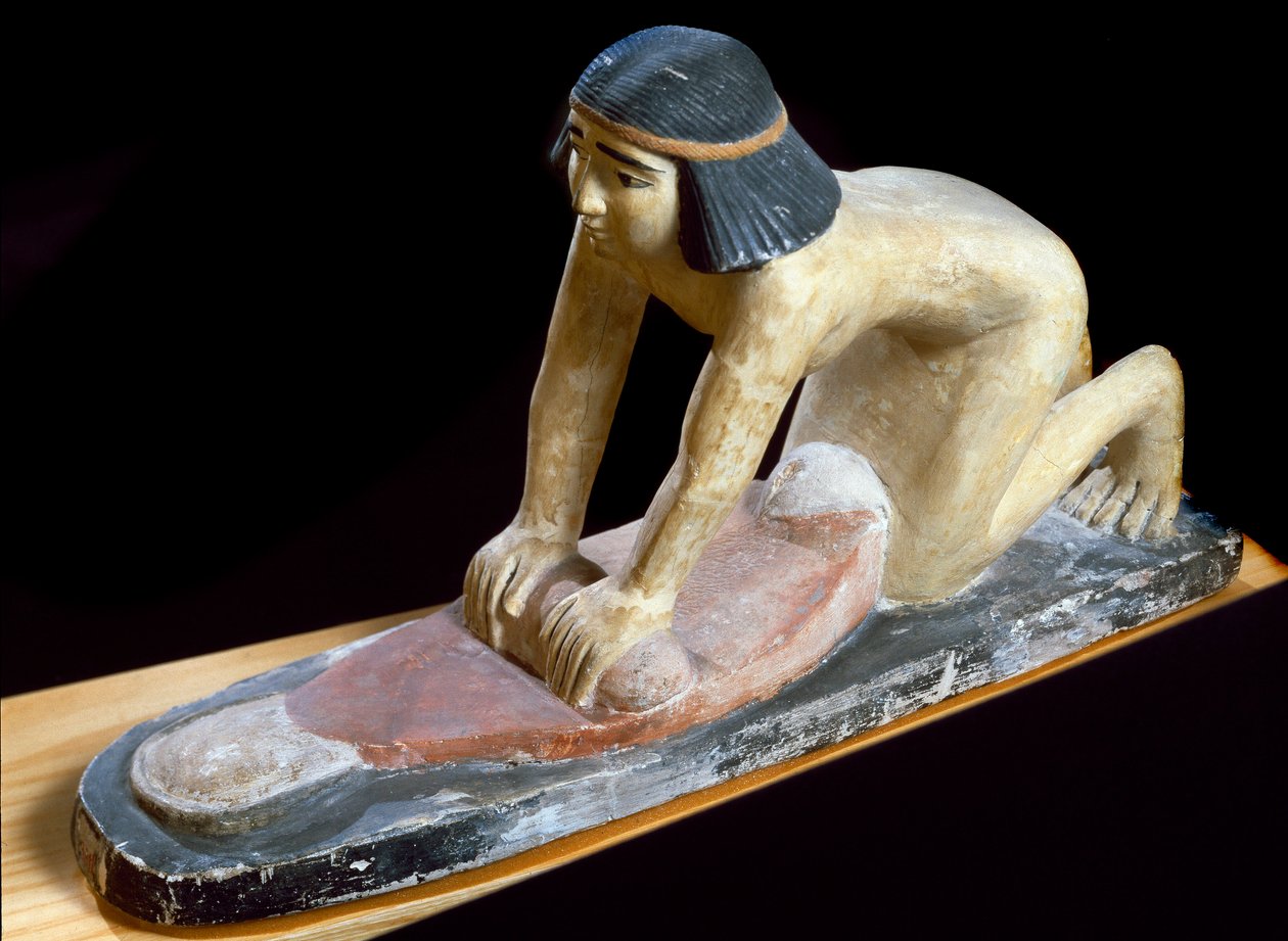 Antichità egizia: “egiziano che schiaccia cereali per fare il pane” Figurina. V dinastia. 2400 a.C. Firenze, Museo Archeologico da Egyptian 5th Dynasty