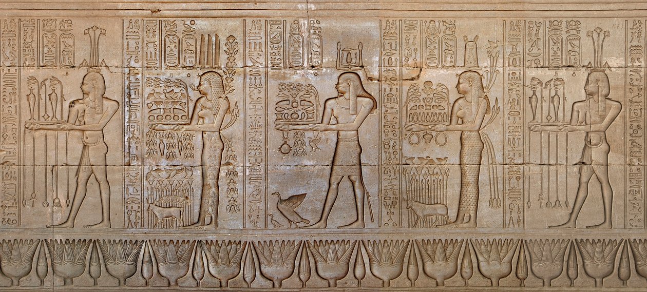 Antichità egiziane: processione di divinità - (dettaglio) della parete est del tempio della dea Hathor a Denderah, Egitto - Civiltà egizia: processione di divinità, scolpita sulla parete del Tempio di Hathor (o Tempio di Tentyra) a Denderah, costruito sott da Egyptian 6th Dynasty