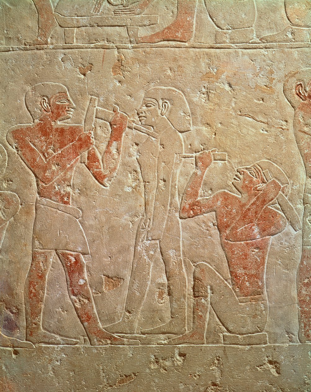 Rilievo raffigurante due scultori che scolpiscono una statua, dalla mastaba di Kaemrehu, Saqqara, Antico Regno, c.2325 a.C. (calcare dipinto) da Egyptian 6th Dynasty