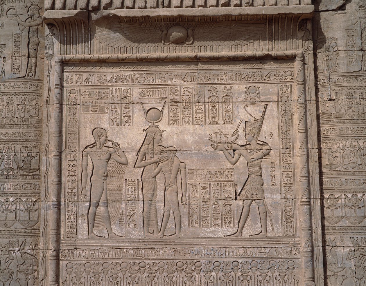 Antichità egiziana: veduta dei bassorilievi del tempio della dea Hathor a Denderah da Egyptian Egyptian