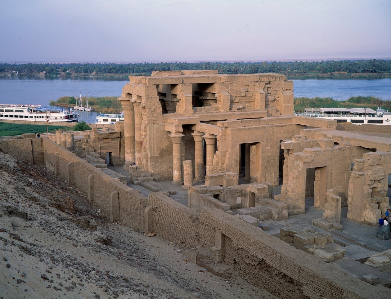 Antichità egizia: vista del tempio di Kom Ombo. II secolo a.C. Assuan, Egitto da Egyptian Egyptian