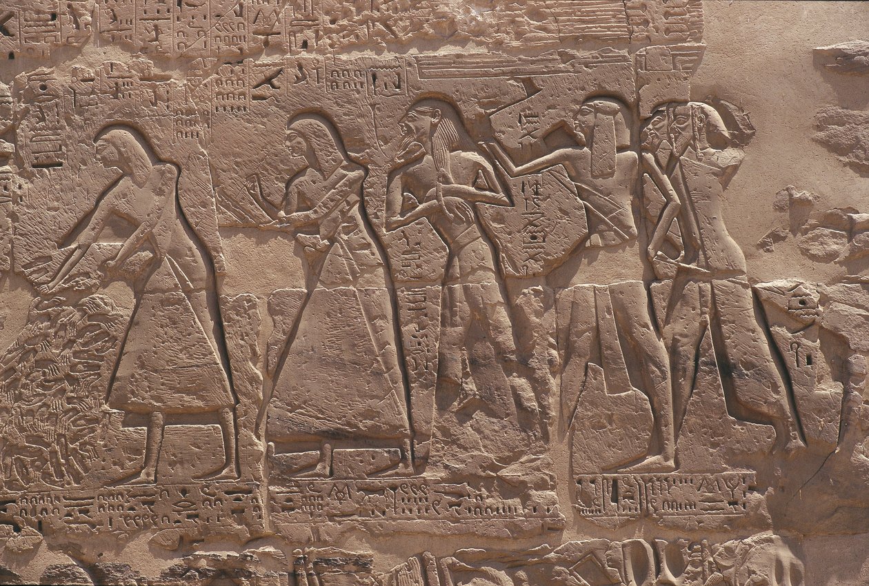 Rilievo di scriba e prigioniero nel tempio fortificato di Ramses III a Medinet Habu da Egyptian Egyptian