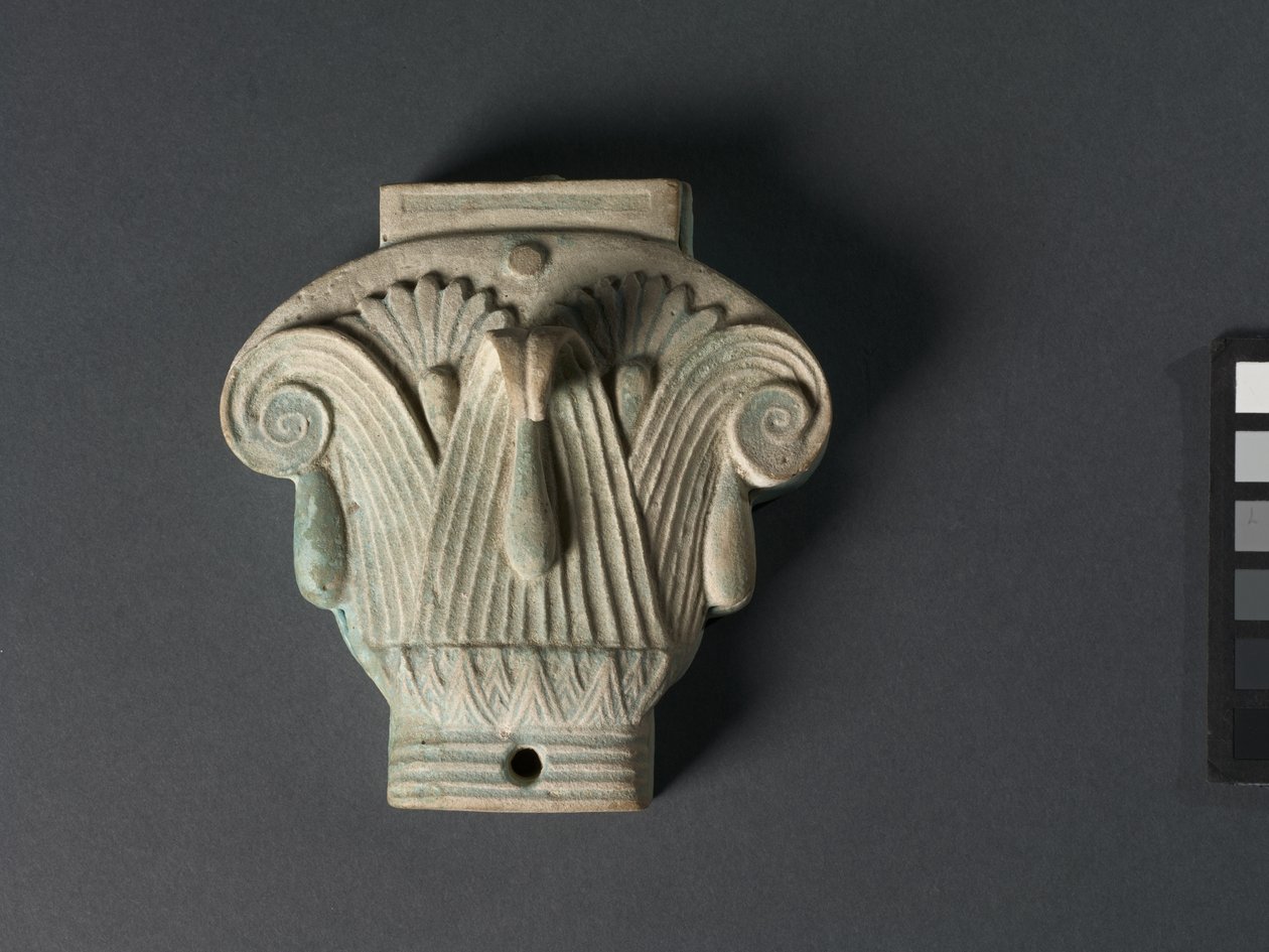 Scatola (Pyxis) a forma di Capitello Composito da Egyptian Ptolemaic Period