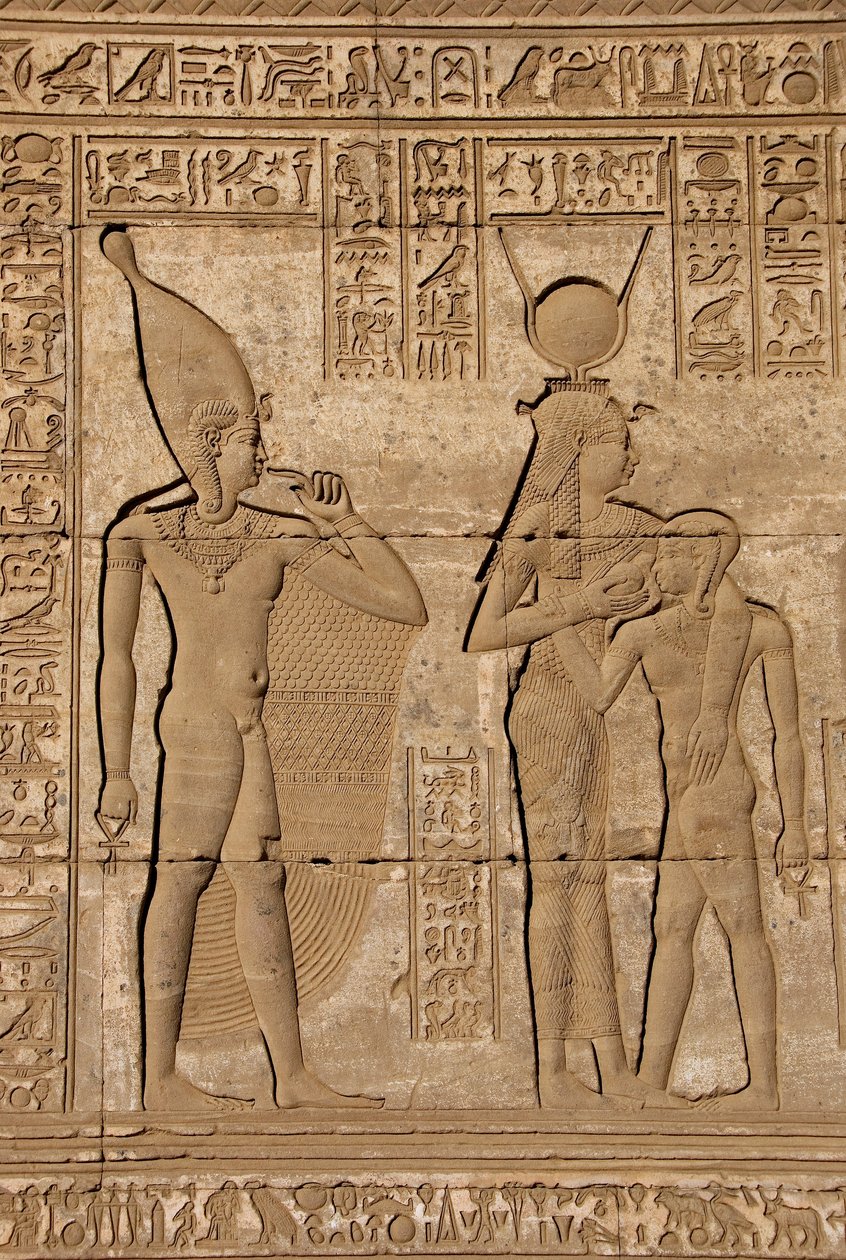 Antichità egizia: mammisi romano che commemora la nascita di Ihy, figlio di Hathor - Dettaglio di rilievi e geroglifici: la dea Iside - Hathor che allatta suo figlio Ihi (Ihy) e dietro di lei un